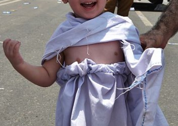 شاهد..الأطفال يجذبون عدسات الكاميرات في رحلة حجهم