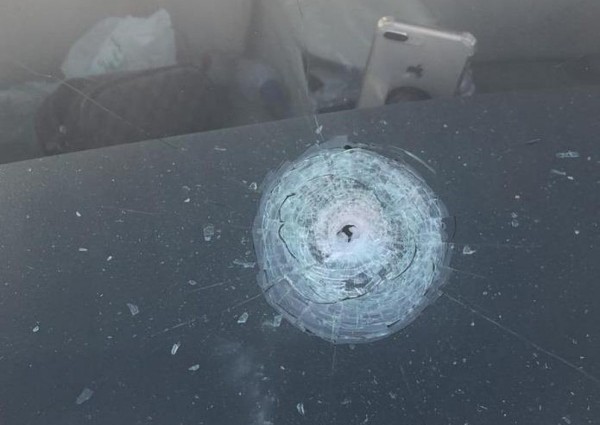 “رصاصة طائشة” تخترق مركبة مواطن أثناء توقفه في إشارة بالمدينة