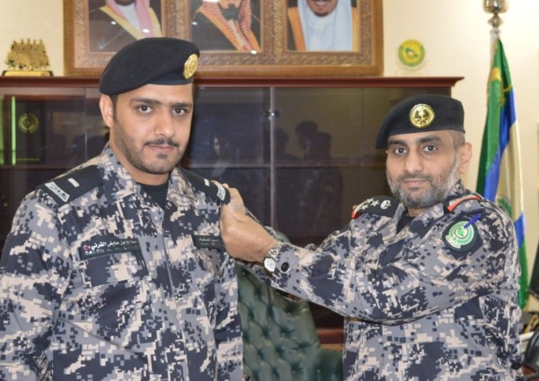 القرني يقلد عدد من الأفراد رتبهم الجديدة