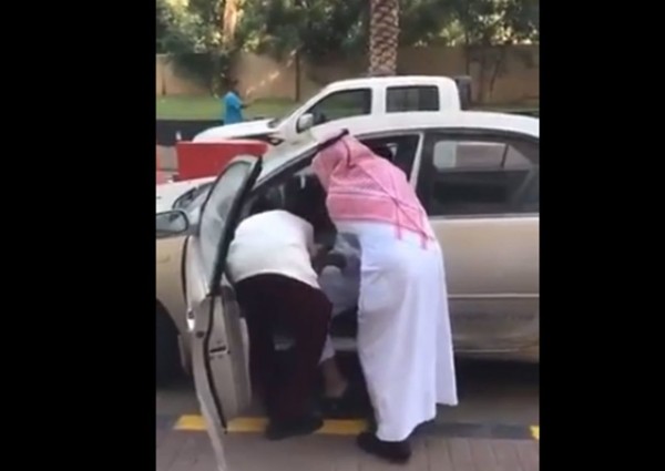 أمين مكة يوجه بتكريم حارس أمن رافق مواطناً من ذوي الاحتياجات الخاصة حتى سيارته (فيديو)