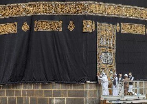 شاهد.. الكعبة المشرفة تتزين بكسوتها الجديدة