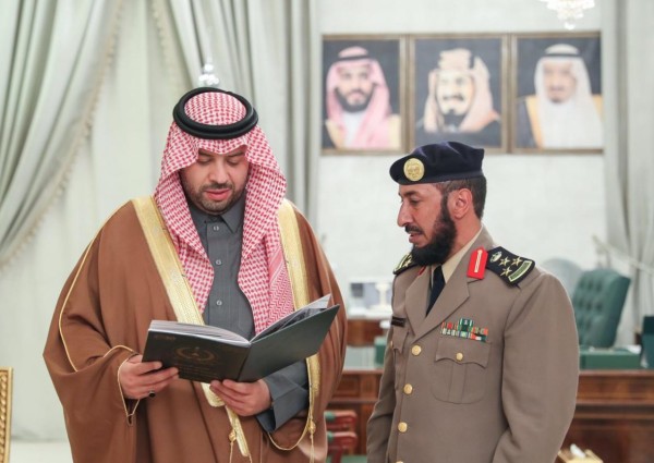 أمير منطقة الحدود الشمالية يتسلم التقرير السنوي للدفاع المدني بالمنطقة
