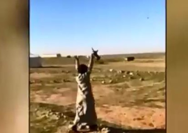 بالفيديو.. طفل يدعو قائد طائرة مروحية للهبوط وتناول القهوة في خيمته.. والقائد يلبي دعوته