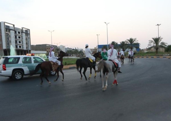 بمناسبة اليوم الوطني .. مرور الجوف يحتفل مع المواطنين و يزور المصابين