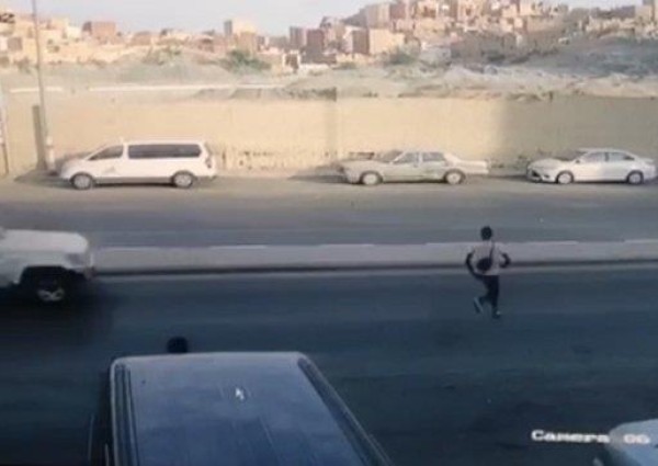 شاهد.. مخالف يتعرض لحـادث مؤلم أثناء هروبه ثم ينهض ويواصل الهرب