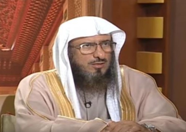 الشيخ سليمان الماجد يوضح حكم لبس الباروكة من باب الزينة للرجل والمرأة (فيديو)