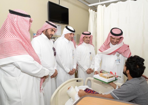 العميد الداود ينقل تحيات وتهاني سمو وزير الداخلية للمرضى المنومين بمستشفى قوى الأمن بالرياض
