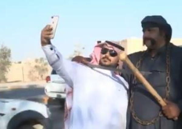 يحمل عصا وسيفا.. تعرف على المواطن الذي رفض أداء إعلانات ليبيع “البطيخ” في طبرجل (فيديو)