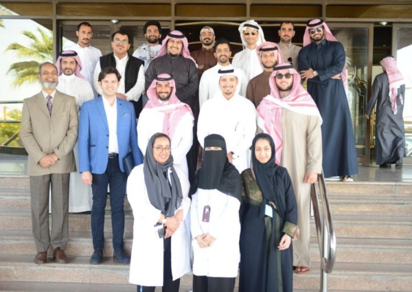 طلاب جامعة الأمير محمد بن فهد بالدمام يزورون مرضى السرطان “