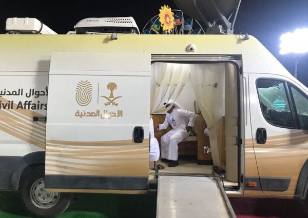 عربة الأحوال المدنية المتنقلة تقدم خدماتها لأهالي محافظة الحائط وقراها