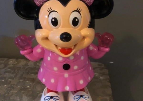 بالفيديو.. مواطن يتلقى دُمية هدية لطفلته ترقص على تلبية الحج.. ويطالب بسحبها من الأسواق