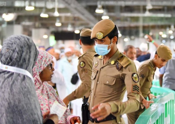 سرية ورسمية..جهود رجال الأمن لخدمة الحجاج في الحرم “لقطات إنسانية”