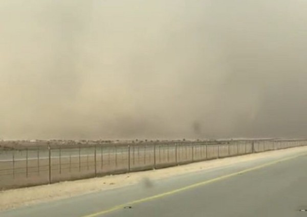 شاهد.. عاصفة ترابية تضرب شقراء وتتوجه صوب الرياض