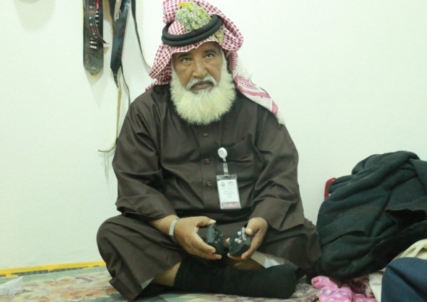 “أبو حمدان” متخصص في صناعة البنادق القديمة