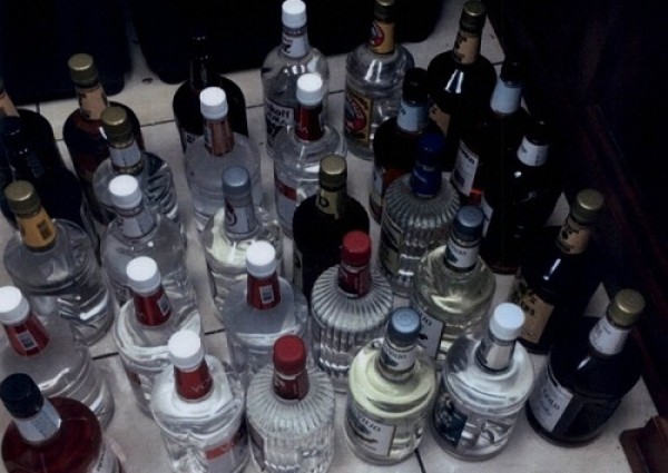 إحباط 5 محاولات لتهريب 20 ألف حبة مخدرة و30 زجاجة خمر بمطار جدة