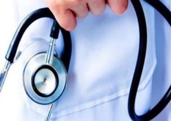 ممرضتان تسعفان شابا تعرض لحالة تشنج مفاجئة أمام فندق بأبها