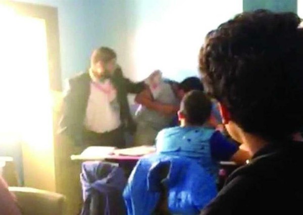 العيسى يوجه بالتحقيق في مقطع اعتداء معلم على طالب.. ولجنة تحقيق تصل إلى المدرسة