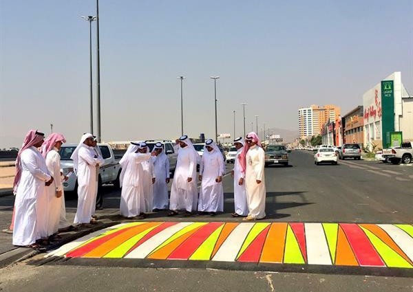 شاهد.. مطبات بألوان فوسفورية في شوارع نجران