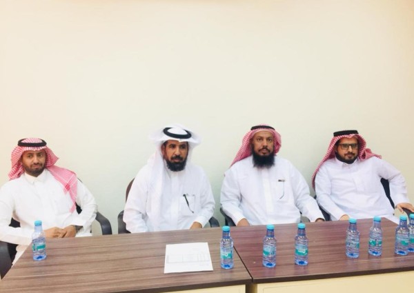 مدير مكتب التعليم بالحائط يعقد اجتماعا بقادة المدارس