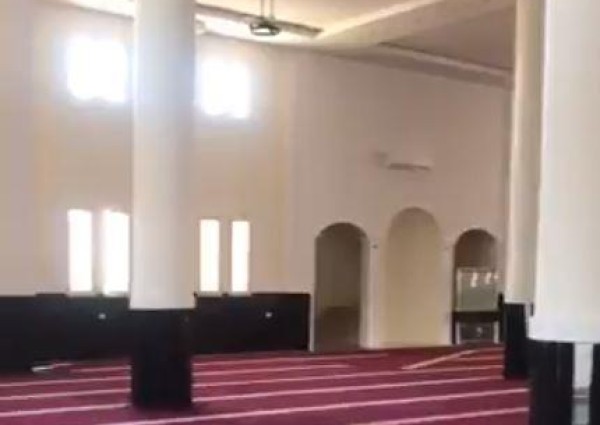 فيديو.. مواطن يبني مسجداً بحائل صدقة جارية عن زوجته المتوفاة قبل 5 سنوات