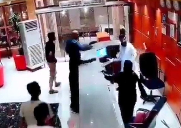 عراك عنيف بالأيدي بين موظفة استقبال بفندق وأحد العملاء.. والموظفة تكشف عن التفاصيل