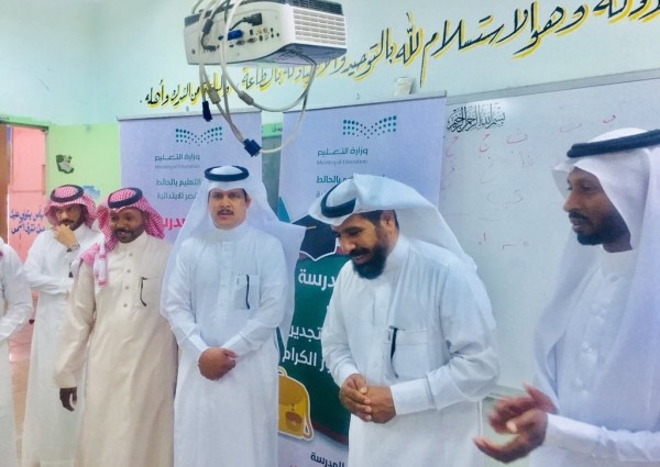 مدير تعليم الحائط يشارك في أول يوم دراسي بمدرسة النصر الإبتدائية