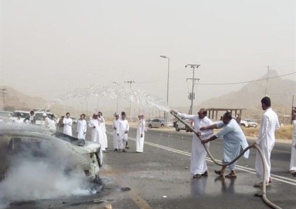 شهود أعيان يكشفون هوية مُنقذ إحدى السيدتين في حادث سير “القنفذة” المروع