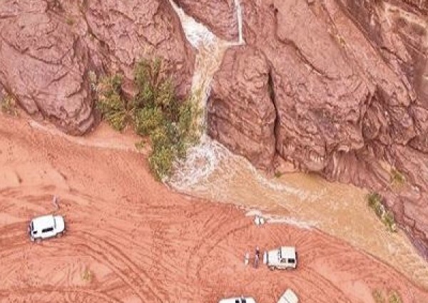 بالفيديو والصور.. الشلالات تزين جبال الزيتة بتبوك!