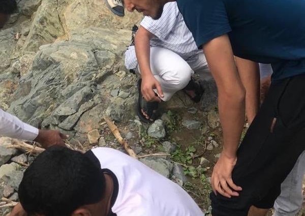 أحد منسوبي الدفاع المدني بالمدينة ينقذ شخصين من الغرق خارج وقت دوامه (صور)