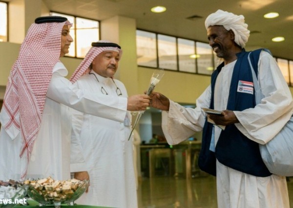 السُعوديون يستقبلون ضيوف الرحمن بالورود