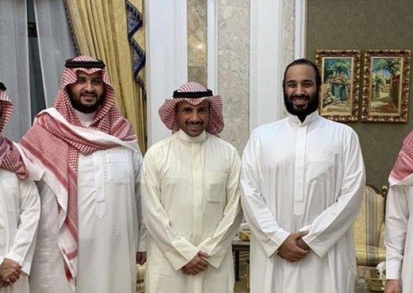 صورة عفوية لولي العهد مع رئيس مجلس الأمة الكويتي ووزيري الداخلية والحرس الوطني