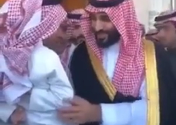 شاهد.. بماذا رد ولي العهد على طفل طلب منه مرسيدس؟