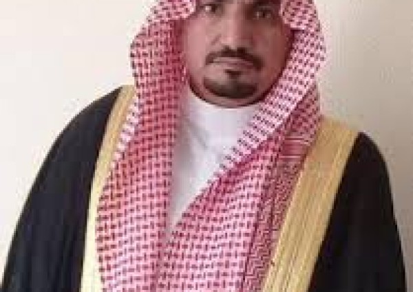 بالصور..هداج الشوالعة يهدي الشاعر مشعل المظيبري سيفا مذهبًا