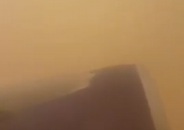 شاهد.. طائرة تتمكن من الهبوط وسط الغبار بمطار الدمام