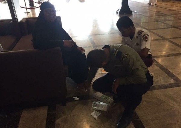 حارسا أمن ينظفان قدم حاجة من الجروح داخل أحد فنادق المدينة المنورة (صورة)