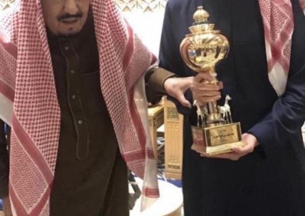 صورة للملك سلمان مع ابنه سعود بعد فوز فرسه بكأس الملك فهد لسباقات الخيل