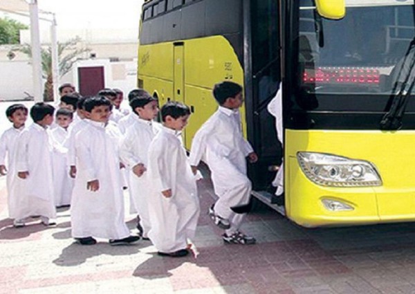 وزير التعليم يعزي أسرة الطالب المتوفى اختناقاً بعد نسيانه داخل حافلة مدرسية