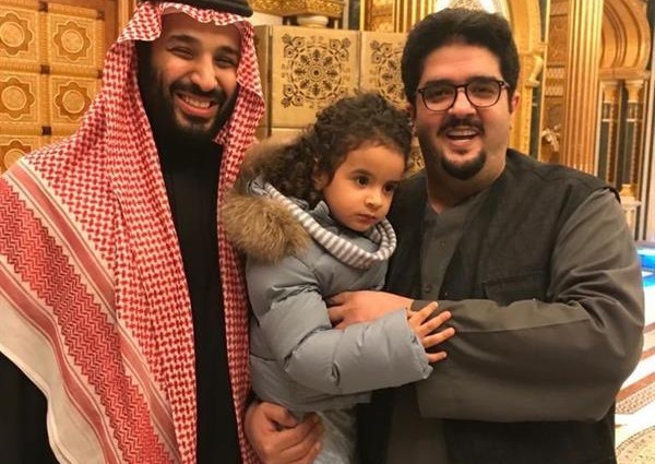 شاهد.. ولي العهد يزور الأمير عبدالعزيز بن فهد في منزله بالرياض