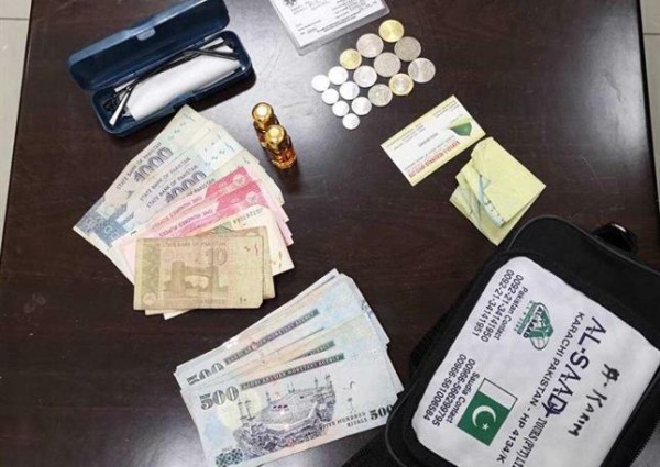 حاج باكستاني يستعيد حقيبته اليدوية وبها 7 آلاف ريال بسبب أمانة سائق أجرة غرِّد