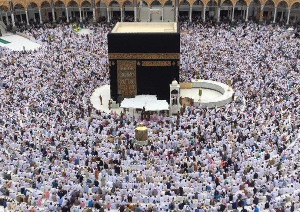 أمير مكة يوجه بإخلاء صحن المطاف وقصره على الطائفين فقط.. ومنع سفر الإفطار داخل الصحن