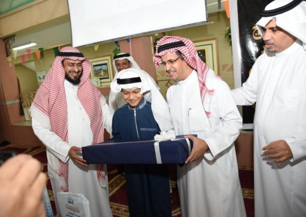 الطالب حمد الدوسري يتجاوز ( التوحّد ) للتعليم العام، ومدير تعليم مكة يكرمه