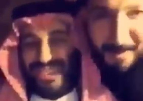 شاهد.. ولي العهد يستجيب لطلب شاب ويذهب إليه لالتقاط “سيلفي” معه