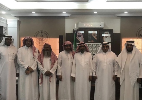 محافظ العلا المكلف يستقبل منسوبي جمعية الأسرة في مكتبه