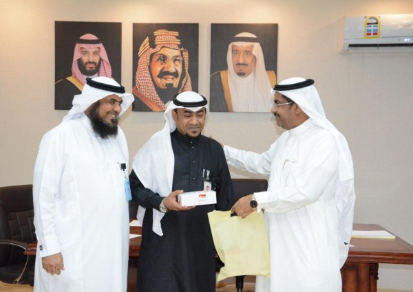 مدير عام صحة جازان يكرم إدارة صوت الموظف بصحة جازان
