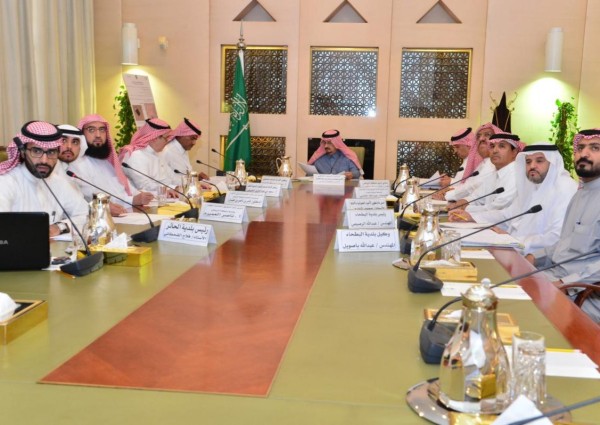 الأمير فيصل بن بندر يرأس اجتماع متابعة تطوير الأحياء في الرياض