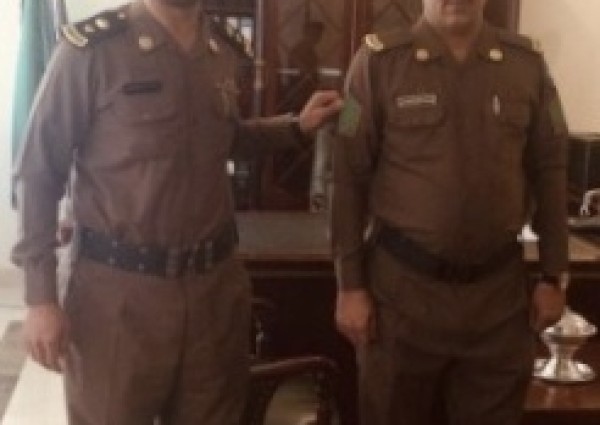 العتيق يقلد الرقيب يوسف الرشيدي رتبته الجديدة