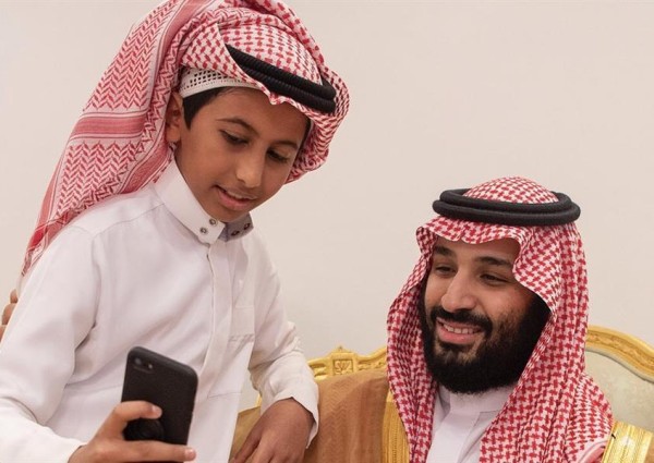والد الطفل صاحب “السيلفي” الشهير مع ولي العهد: تواضع الأمير وحب الجميع له دفع ابني لالتقاطه