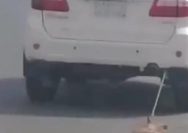 شرطة جازان تطيح بمواطن تعمد تَعذيب كلب بربطه بسيارته وجره في الشارع