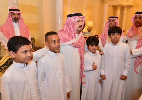 أبناء الأمير بندر بن عبدالعزيز يستقبلون المعزين في وفاة والدهم – رحمه الله –