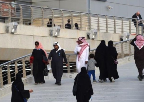 منها “عدم إطالة النظر لأكثر من 5 ثوانٍ”.. تعرف على أبرز معايير “الذوق العام”